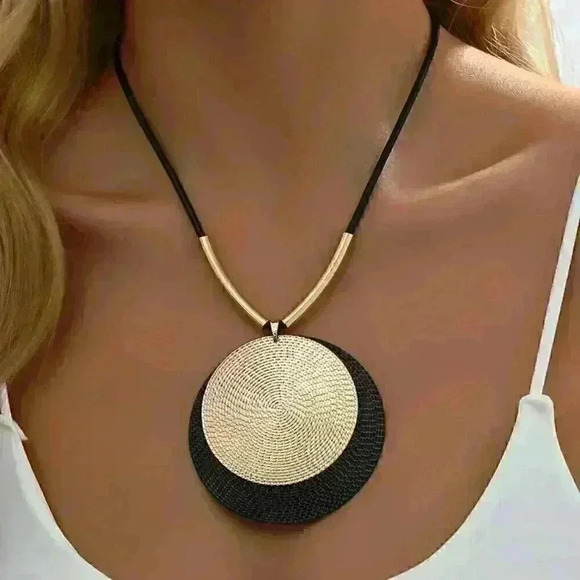 Exquisite Geometric Pendant Necklace - Picture 1 of 5